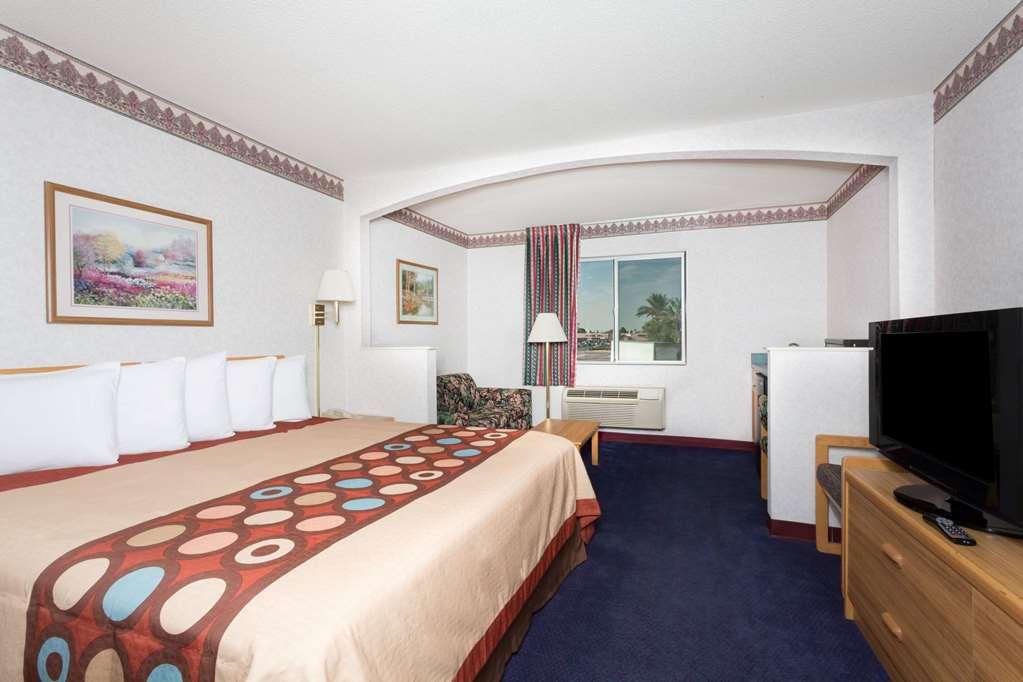 Days Inn By Wyndham Phoenix West Room photo